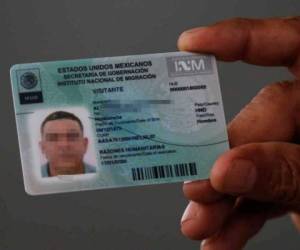 El documento de visa humanitaria que reciben los centroamericanos es similar al original. Foto: Agencia AP.