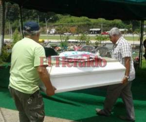 Sus familiares cargaron el pequeño féretro en el cementerio 'Santa Cruz Memorial', al norte de la capital. Foto Estalin Irías/EL HERALDO