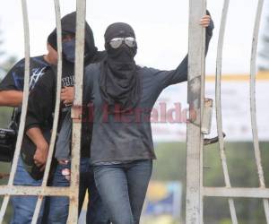 Alumnos encapuchados no dejaron ingresar a nadie al campus universitario. Fotos David Romero| EL HERALDO