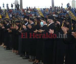 Estudiantes de diferentes carreras se gradúan en la Universidad Nacional Autónoma de Honduras con la esperanza de encontrar un empleo.