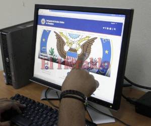 A través de la página web de la embajada se llena la Solicitud Electrónica de Visa.