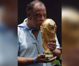 Carlos Alberto, capitán de la selección brasileña de fútbol que ganó el Mundial de 1970, falleció a los 72 años (Agencia AFP)