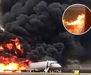 Uno de los pasajeros grabó desde el interior del jet de la aerolínea rusa Aeroflot en el momento cuando se efectuaba el aterrizaje de emergencia en el aeropuerto Sheremetievo en Moscú, Rusia.
