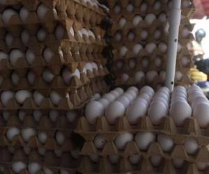 Una ciudadano se ve en la necesidad de cancelar más de L 130 por un cartón de huevos, tal y como sucedió en diciembre.