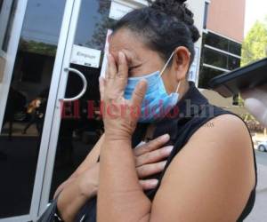 La mujer no podía contener las lágrimas al recordar a su hijo de 22 años. Foto: Estalin Irías/EL HERALDO