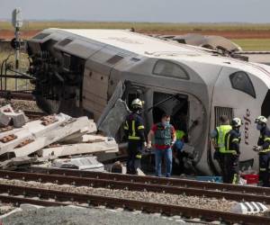 La locomotora se descarriló, pero no los vagones del tren. AP.