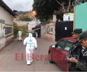 Miembros de la Policía Nacional y la Dirección Policial de Investigación (DPI) llegaron al lugar para comenzar con la pesquisas del caso. Foto: Alex Pérez / EL HERALDO.