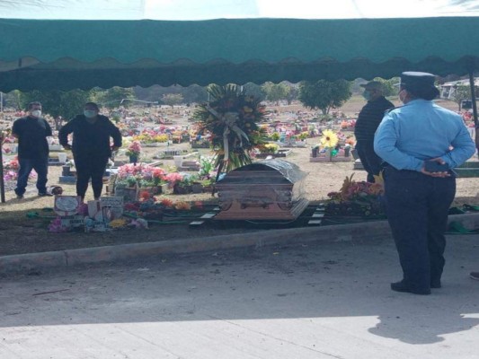 Momento en que fue sepultada la agente de la Policía Nacional que murió de covid-19.