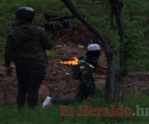 Bombas molotov y gases lacrimógenos se vieron en el violento enfrentamiento que se registró la mañana de este jueves en el bulevar Fuerzas Armadas. Fotos: Alex Pérez / EL HERALDO.