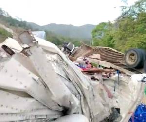 El pesado vehículo no logró hacer la curva de la vía y cayó a la hondonada.