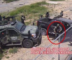 Momento en que uno de los militares sustrae una de las armas en las que se conducían los miembros del Cartel del Noreste