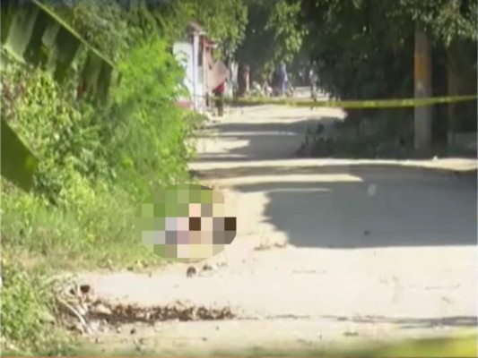 El cuerpo fue lanzado en una calle de tierra de la colonia Brisas del Sauce, sector Rivera Hernández de San Pedro Sula, zona norte de Honduras.