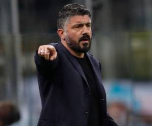 El entrenador en jefe del Nápoles, Gennaro Gattuso, señala durante un partido de fútbol de la Copa de Italia entre el Inter de Milán y el Napoli en el estadio de San Siro, en Milán, Italia, el miércoles 12 de febrero de 2020.