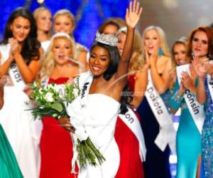 Miss Nueva York, Nia Franklin, saluda después de ganar el concurso Miss América 2019, en Atlantic City, Nueva Jersey, el domingo 9 de septiembre de 2018.