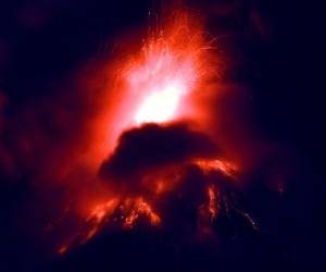 Las autoridades de protección civil de Guatemala evacuaron este martes 04 de agosto al menos a dos aldeas por el aumento de las erupciones del Volcán de Fuego, ubicado en el centro del país centroamericano.