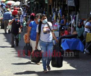 Los comerciantes han adoptado medidas de bioseguridad para evitar que los clientes y vendedores se expongan al contagio del nuevo coronavirus.