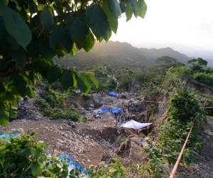 El gobierno de la recién electa presidenta hondureña, Xiomara Castro, prohibió la minería a cielo abierto el 1 de marzo de 2022, declarándola dañina para el medio ambiente y para las personas.