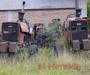 Tirados en el Centro de entrenamiento de desarrollo agrícola hay seis tractores.