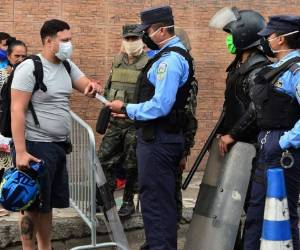 Pocas personas en los países centroamericanos han obedecido la cuarentena obligatoria ordenada por los gobiernos. Foto: AFP