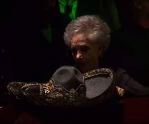 Doña Cuquita se paró por varios minutos junto al ferétro de Vicente y lloró en silencio.