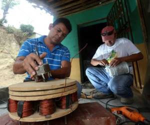 Les deux amis créatifs ont créé un prototype basé sur des matériaux recyclés. Depuis les aimants et les bobines micro-ondes fours à bois pour faire la matière première de son chef-d'œuvre. Photo du Johny Magallanes / El Heraldo.