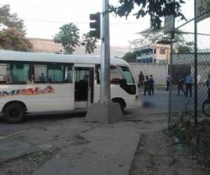 El conductor quedó tirado al lado de la unidad. Al lugar llegaron miembros de la Policía Nacional. Foto: Cortesía