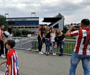 Aficionados del Atlético de Madrid aprovecharon para tomarse la última foto en el campo de Manzanares que será demolido este año. Foto: Agencia AFP / El Heraldo.