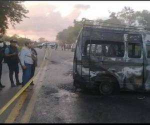 El siniestro ocurrió en una vía que conduce a la ciudad de Palenque e involucró a dos camionetas de transporte público que quedaron calcinadas casi en su totalidad, según imágenes de Protección Civil de Chiapas difundidas en redes sociales.