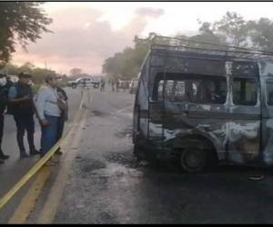 El siniestro ocurrió en una vía que conduce a la ciudad de Palenque e involucró a dos camionetas de transporte público que quedaron calcinadas casi en su totalidad, según imágenes de Protección Civil de Chiapas difundidas en redes sociales.