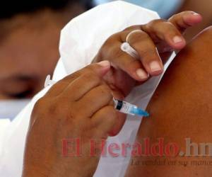 La jefa del Programa Ampliado de Inmunizaciones (PAI), Ida Molina, anunció que la vacuna que se aplicará es la Pfizer y será prioridad el personal de salud. Foto: El Heraldo