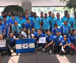 Los seleccionados de Honduras con un grupo de niños inmigrantes en México. (Fotos: Ronal Aceituno / Grupo Opsa)