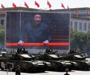 El presidente de China, Xi Jinping, aparece en una pantalla mientras varios tanques de Tipo 99A2 participan en un desfile en memoria del 70mo aniversario de la rendición de Japón en la II Guerra Mundial, ante la Puerta de Tiananmen, en Beijing. Foto: AP.