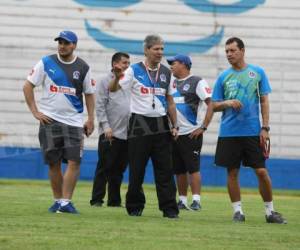 El técnico Carlos Restrepo junto al resto del cuerpo técnico (Foto: Ronal Aceituno/OPSA)
