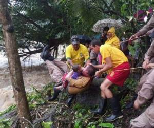 Los bomberos rescataron a un menor que estaba a punto de ahogarse en Omoa.