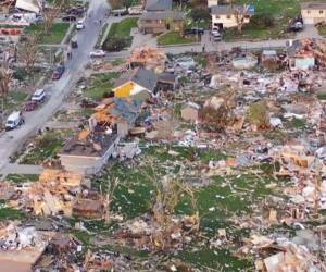 Decenas de viviendas en Nebraska quedaron sumidas a escombros tras el paso de un devastador tornado.