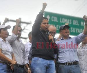 Reinaldo Sánchez junto a varios nacionalistas enfrente del Centro Cívico Gubernamental. Foto Marvin Salgado| EL HERALDO