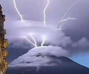 El fenómeno provocó que pareciera que del cráter del volcán Acatenango, que permanece inactivo, salían los rayos.