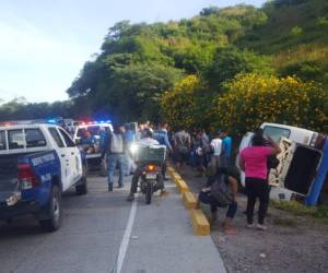 La unidad de transporte quedó a un lado de la carretera. Foto: Cortesía.