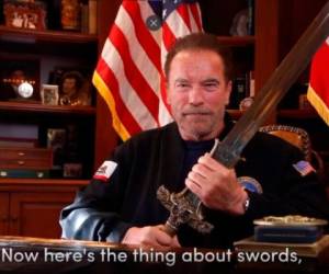 Durante el video, que dura más de siete minutos y medio, Schwarzenegger comparó a la democracia estadounidense con la espada que empuñó en su papel de “Conan el bárbaro”, de la cual dijo se vuelve más poderosa cuando está templada. Foto: AP