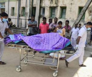 Trabajadores de un hospital de Sri Lanka transportan el cuerpo de una de las víctimas de los atentados ocurridos en Domingo de Resurrección. Foto: Agencia AFP.