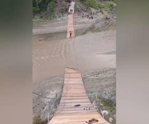 Un puente colgante cedió en plena inauguración en una zona rural de Olancho.