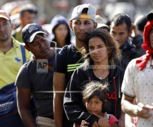 Miles de hondureños -junto a centroamericanos- buscan ingresar a la frontera de Estados Unidos de manera ilegal y solicitar asilo. (Foto: AP)