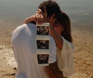 Con esta fotografía, los famosos dieron a conocer que estaban esperando un hijo.