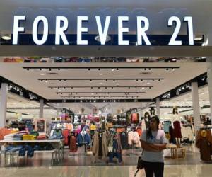 Forever 21 enfrenta además el cambio de actitud de los consumidores por el impacto medioambiental de la moda rápida y la preocupación por las condiciones de trabajo. Foto: Agencia AFP.