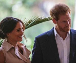 El príncipe Harry de Gran Bretaña y Meghan, la Duquesa de Sussex en el escenario de la residencia del Alto Comisionado británico en Johannesburgo, donde se encontrarán con Graca Machel, viuda del ex presidente sudafricano Nelson Mandela, en Johannesburgo, el 2 de octubre de 2019. Fotos: Agencia AFP.