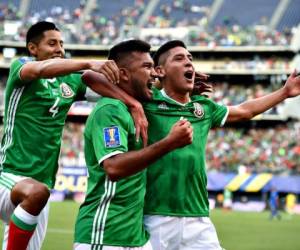 Hugo Ayala, Edson Alvarez y Hedgardo Marín celebran el triunfo de México ante El Salvador en la Copa Oro 2017.
