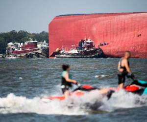 El accidente que ocurrió mientras el buque zarpaba de Brunswick el domingo en la mañana generó un incendio y humo. Foto: AP.