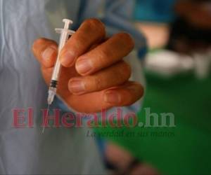Los expertos sostienen que la vacunación masiva sigue siendo la única esperanza para frenar el covid-19. Foto: Johny Magallanes/ EL HERALDO