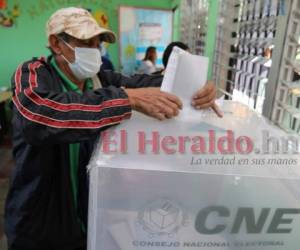 Desde tempranas horas de la mañana las personas en Valle de Ángeles llegaron a votar. Foto: David Romero/EL HERALDO