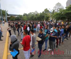 Ciudad Universitaria luce abarrotada este domingo de estudiantes que aspiran a un cupo en los principales centros de educación superior. Foto: David Romero/El Heraldo.